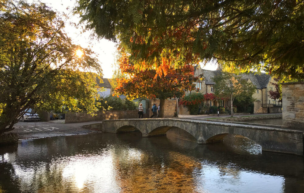 Foto de uma das mais bonitas vilas inglesas, Bourton on the Water