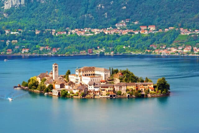 10 Prettiest Lakes In Italy You Must See - Follow Me Away