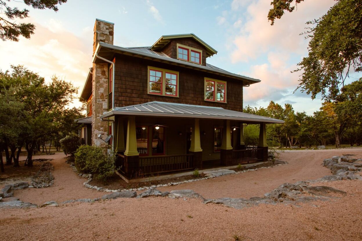 14 Best Airbnbs In Texas (Farmhouses, Casitas, & More) - Follow Me Away