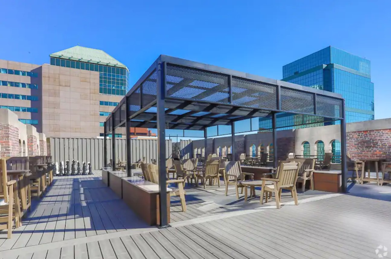 Community rooftop deck in downtown baltimore