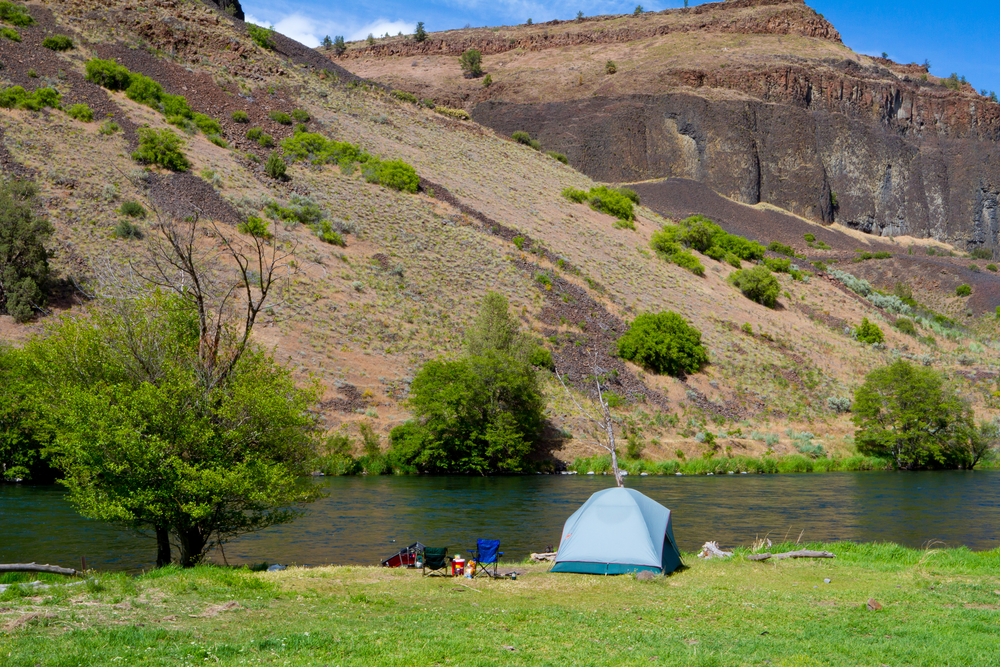 In more of a river or lake based setting, the tents that are pitched in Oregon sit by tons of stunning trees and wilderness.