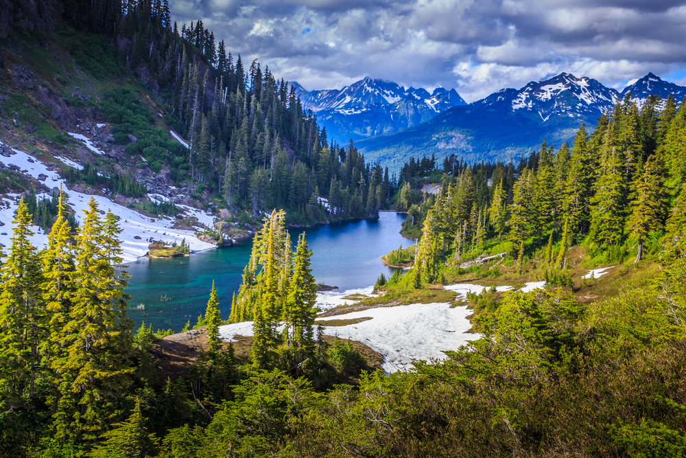 Montana is breathtaking and one of the prettiest states in the USA with its snow capped mountains, fresh rivers and lakes, and green forests that cascade down the mountains. 