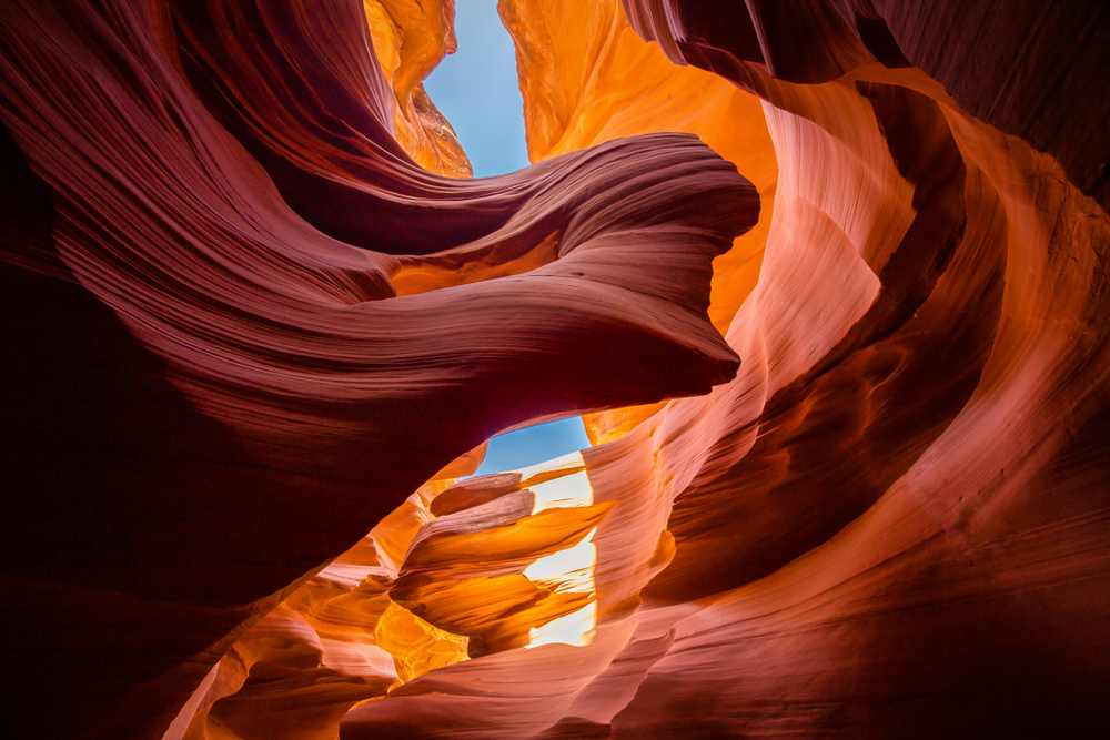 Utah is home to stunning National Parks and unique cave systems whose texture looks like red and orange paint! No wonder it is one of the prettiest states in the USA.