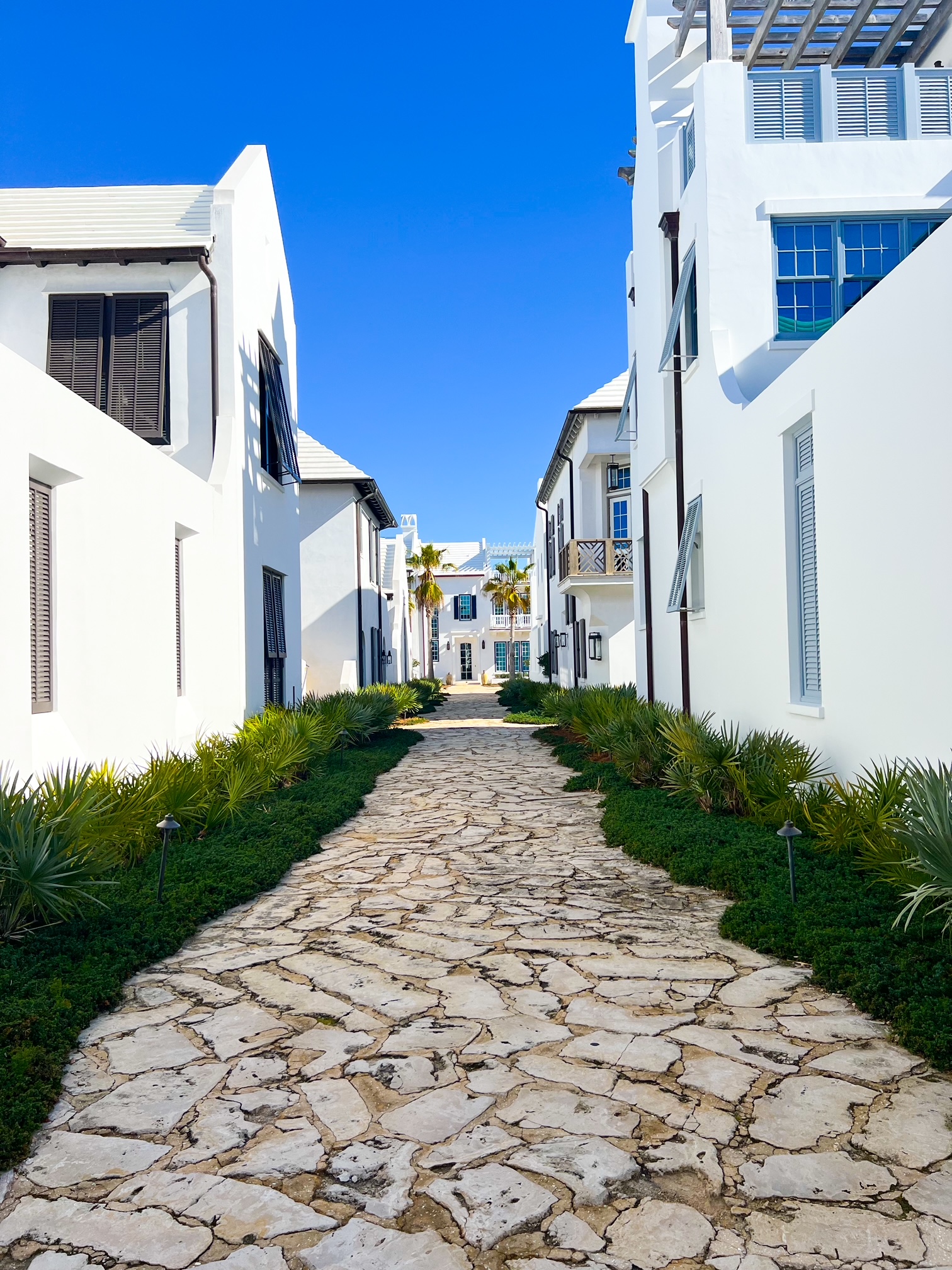 the gorgeous white buildings in Alys Beach town