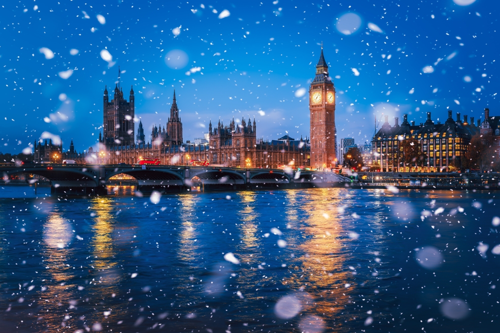 Snow flurries blur in front of the London skyline. Across the river, Big Ben stands tall, and buses cross the bridge: this is one of the places in Europe that are even better in winter .