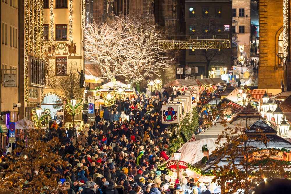 The crowded streets of Nuremberg show why this is one of the places in Europe that are even better in winter: the famous CHrismtas markets bring in local and tourists every year: the crowd to see the bright lights and stalls that offer cuisine, drinks, gifts and more. 