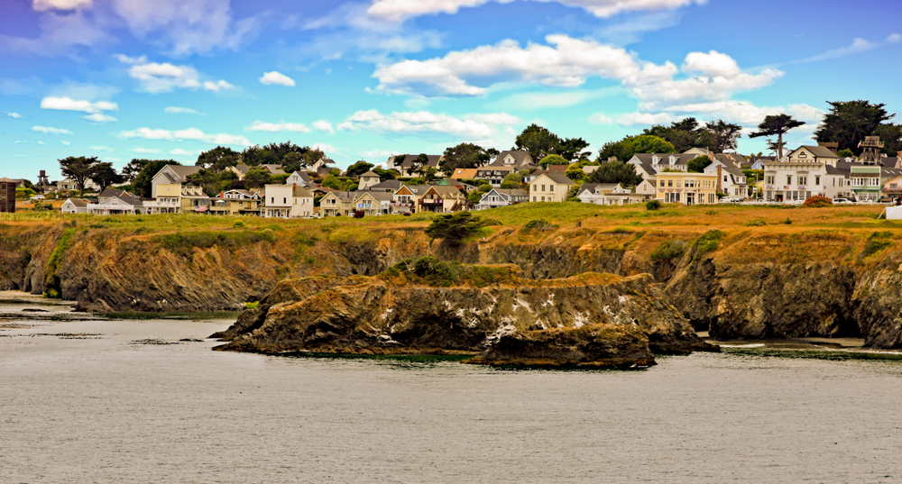 beachfront properties in Mendocino, California near a small cliff and the ocean in the foreground