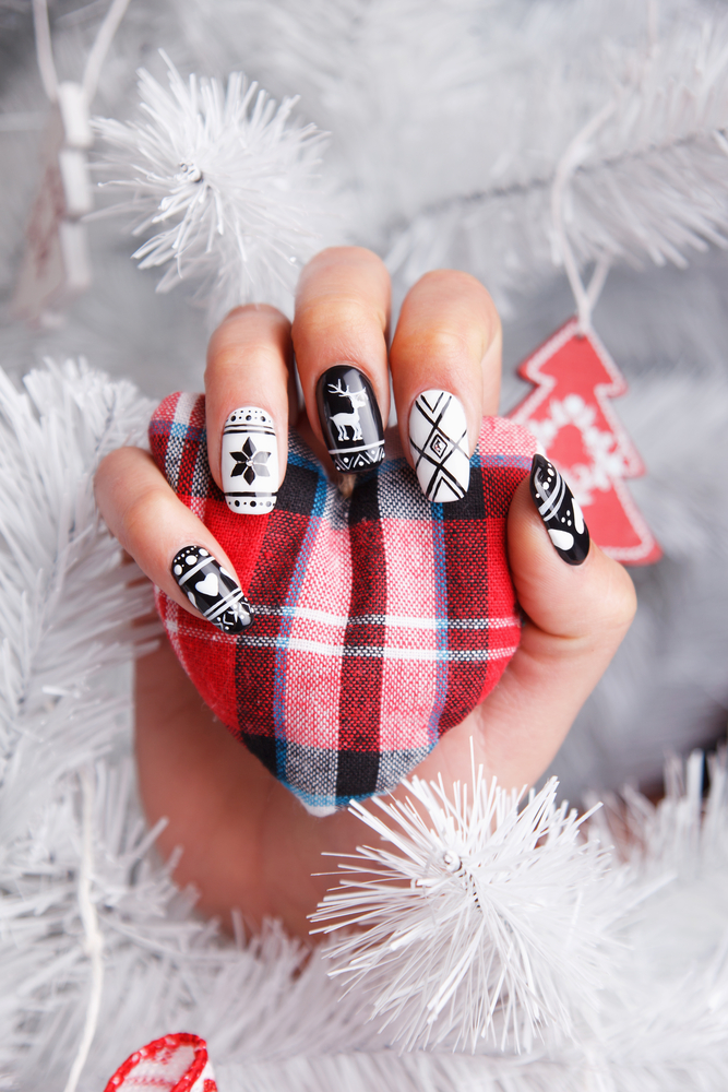 Black and white christmas cozy nails. 