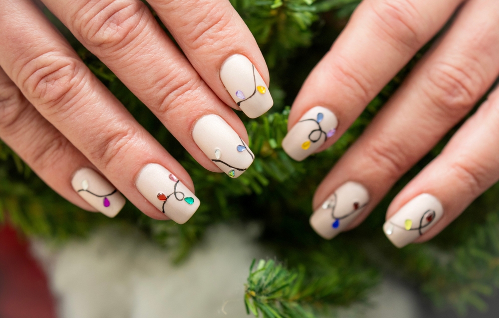 Christmas Inspired Nail Art Designs. The nails look like Christmas lights. 