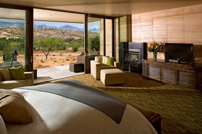 the Canyon suite is bereft blend of indoor and outdoor living o f the hotel room overlooking the outdoor mountain in Sedona